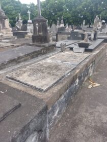 Jazigo vendo 2 níveis ossário no cemitério do Caju