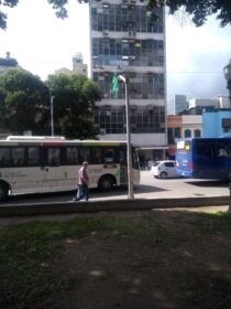 Alugo garagem no centro da cidade.