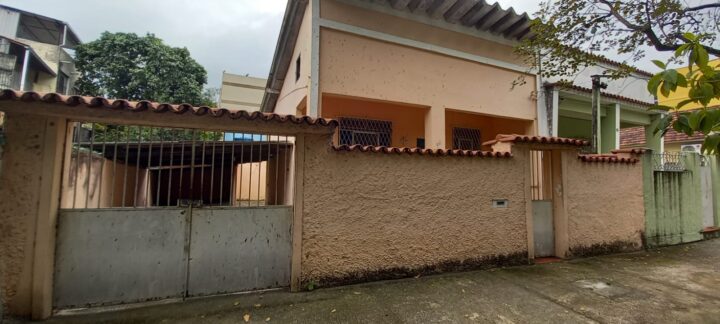 VENDO CASA ,3QTOS,5VAGAS,RUA SEM SAIDA.