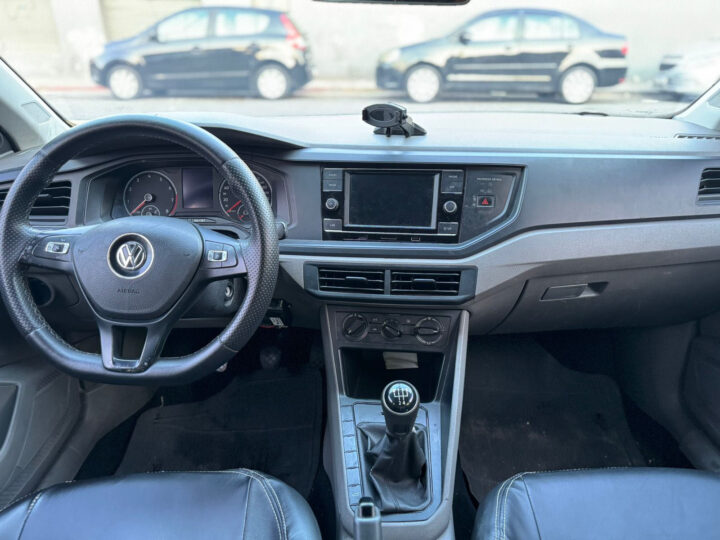 Vendo Polo 2018 MFi cor prata com 98.000 km rodados